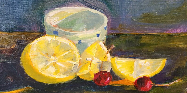 Puede incluir: Pintura al &oacute;leo de un bodeg&oacute;n con medio lim&oacute;n, gajos de lim&oacute;n y dos cerezas. Una taza azul claro y blanca est&aacute; en el fondo. La obra de arte tiene una paleta de colores oscuros con pinceladas visibles.