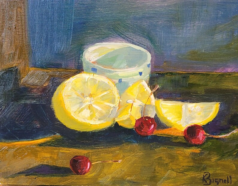 Puede incluir: Pintura al &oacute;leo de naturaleza muerta con limones cortados, cerezas y una taza estampada. Los limones son de color amarillo brillante, y las cerezas son de color rojo intenso. La taza es blanca con detalles azules. El fondo es una mezcla de azul y verde.