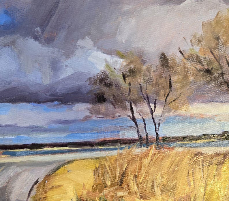 K&ouml;nnte beinhalten: &Ouml;lgem&auml;lde einer Landschaft mit dramatischem Himmel. Dunkelgraue Wolken dominieren den oberen Teil und kontrastieren mit dem blauen Himmel und einem Gew&auml;sser. Hohe, d&uuml;nne B&auml;ume und goldenes Gras befinden sich im Vordergrund.