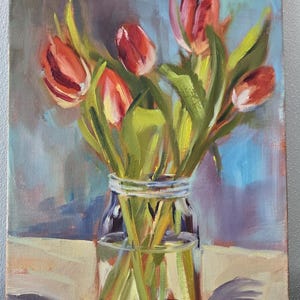 Puede incluir: Pintura al &oacute;leo de un ramo de tulipanes rojos en un tarro de cristal transparente. Los tulipanes tienen tallos y hojas verdes. El fondo es una mezcla de azul, morado y blanco. La pintura est&aacute; firmada en la esquina inferior derecha.
