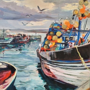 Op de afbeelding: Olieverfschilderij van een haven met vissersboten. De boten zijn geschilderd in zwart, wit, blauw en rood, met oranje en gele boeien. Zeemeeuwen vliegen in de bewolkte lucht boven het water.