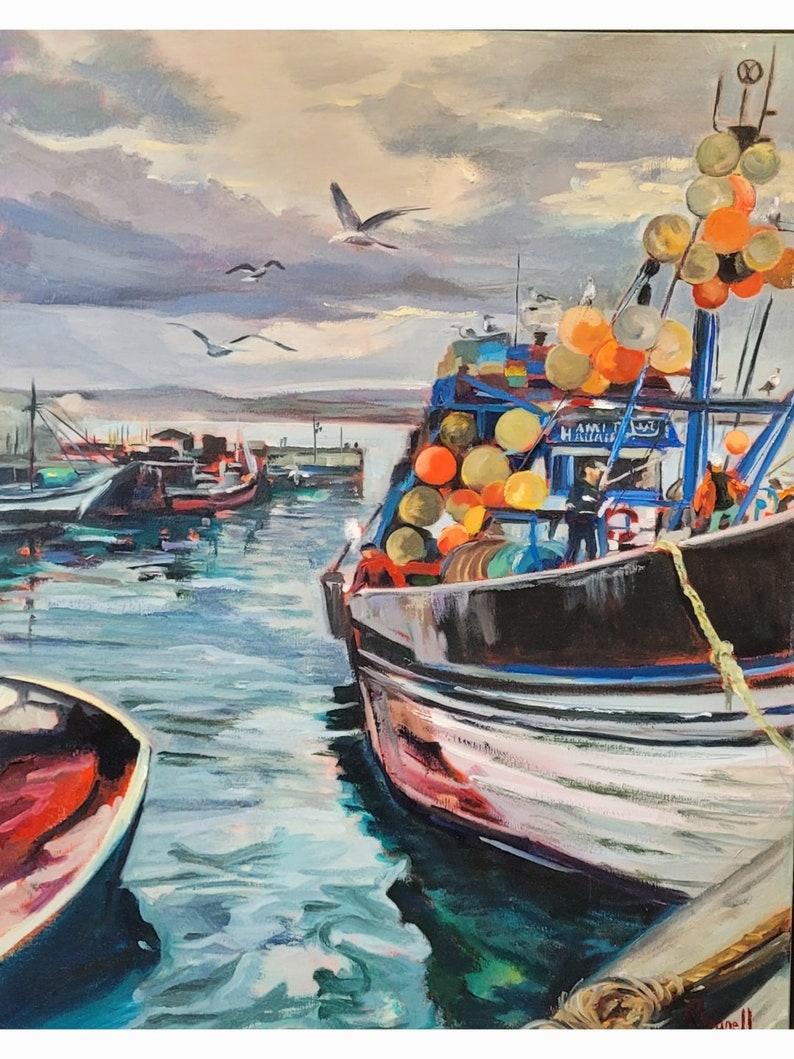 Op de afbeelding: Olieverfschilderij van een haven met vissersboten. De boten zijn geschilderd in zwart, wit, blauw en rood, met oranje en gele boeien. Zeemeeuwen vliegen in de bewolkte lucht boven het water.