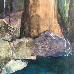 Peut inclure: Un gros plan sur une peinture en techniques mixtes repr&eacute;sentant un fond vert fonc&eacute; avec un gros rocher brun et un petit rocher gris au premier plan. Les rochers sont textur&eacute;s et ont une surface rugueuse. L'arri&egrave;re-plan est de couleur vert fonc&eacute; avec une touche de bleu.