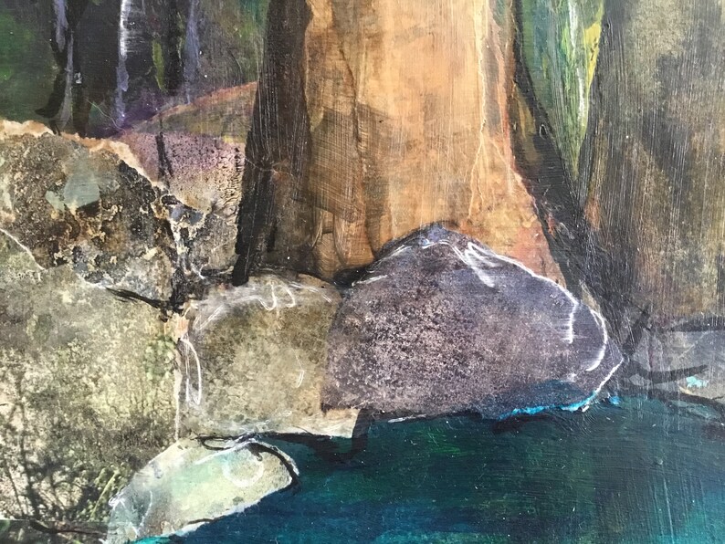 Peut inclure: Un gros plan sur une peinture en techniques mixtes repr&eacute;sentant un fond vert fonc&eacute; avec un gros rocher brun et un petit rocher gris au premier plan. Les rochers sont textur&eacute;s et ont une surface rugueuse. L'arri&egrave;re-plan est de couleur vert fonc&eacute; avec une touche de bleu.