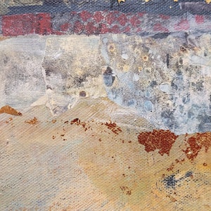 Puede incluir: Pintura abstracta con capas de pintura texturizada en tonos de marr&oacute;n, gris y azul. La pintura parece estar en capas y raspada, creando una textura &uacute;nica e interesante.