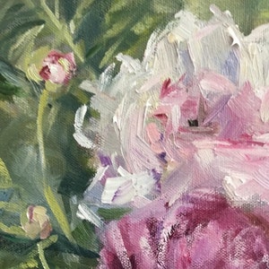 Pu&ograve; includere: Primo piano di un dipinto floreale con una grande peonia rosa completamente sbocciata con riflessi bianchi. Il dipinto presenta pennellate visibili e un aspetto strutturato. Foglie e boccioli verdi sono visibili sullo sfondo.