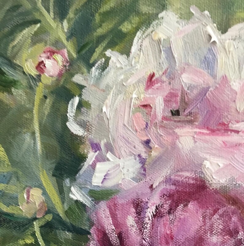 Pu&ograve; includere: Primo piano di un dipinto floreale con una grande peonia rosa completamente sbocciata con riflessi bianchi. Il dipinto presenta pennellate visibili e un aspetto strutturato. Foglie e boccioli verdi sono visibili sullo sfondo.