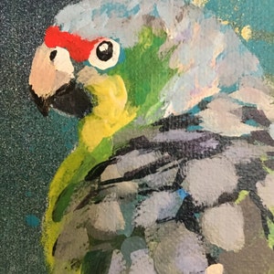 Puede incluir: Primer plano de un loro verde y gris con pico rojo y ojos negros. El loro est&aacute; pintado de forma estilizada con pinceladas visibles.