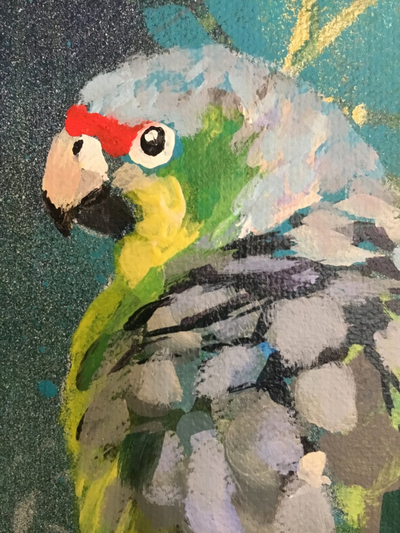 Puede incluir: Primer plano de un loro verde y gris con pico rojo y ojos negros. El loro est&aacute; pintado de forma estilizada con pinceladas visibles.
