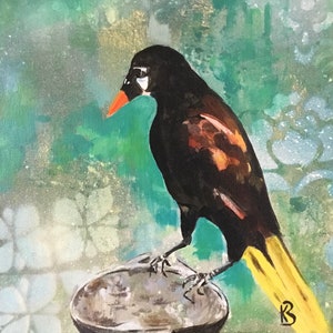 Op de afbeelding: Een schilderij van een zwarte vogel met een gele staart die op een grijze rots zit. De vogel heeft een feloranje snavel en witte markeringen rond zijn oog. De achtergrond is een groen en wit abstract ontwerp.