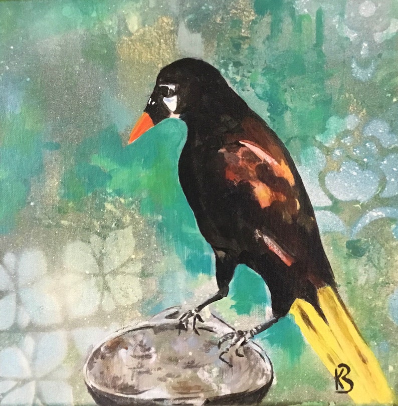Op de afbeelding: Een schilderij van een zwarte vogel met een gele staart die op een grijze rots zit. De vogel heeft een feloranje snavel en witte markeringen rond zijn oog. De achtergrond is een groen en wit abstract ontwerp.