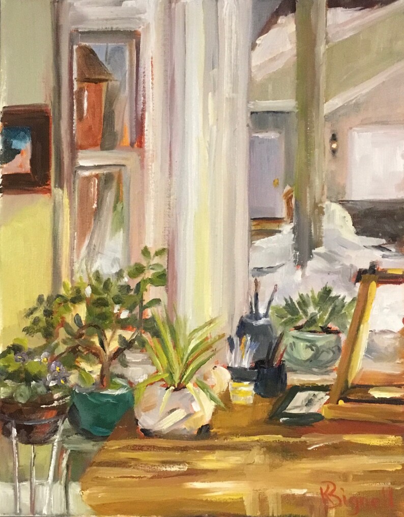 Puede incluir: Pintura al &oacute;leo de una escena interior soleada con una mesa de madera que sostiene plantas en macetas, materiales de arte y un peque&ntilde;o caballete. La pintura captura la luz que entra por una ventana, creando un ambiente c&aacute;lido.