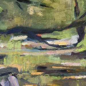 Puede incluir: Pintura de paisaje impresionista que representa una masa de agua y la vegetaci&oacute;n circundante. La obra de arte presenta una paleta de verdes, amarillos y azules, con pinceladas visibles que crean textura. La escena evoca una sensaci&oacute;n de naturaleza y tranquilidad.
