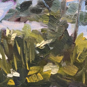 K&ouml;nnte beinhalten: Ein Gem&auml;lde, das eine Waldszene mit gr&uuml;nen B&auml;umen und blauem Himmel zeigt. Die B&auml;ume sind in einem lockeren, impressionistischen Stil gemalt, mit sichtbaren Pinselstrichen. Der Himmel ist hellblau mit einigen wei&szlig;en Wolken.