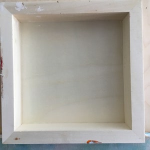 Peut inclure: Un cadre en bois blanc avec un fond blanc. Le cadre est vide et pr&ecirc;t pour une peinture ou une photographie.