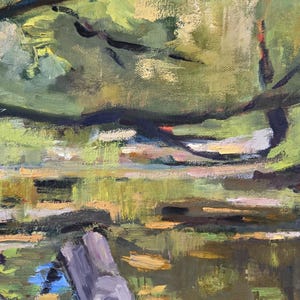 Puede incluir: Pintura al &oacute;leo de un paisaje sereno con un cuerpo de agua que refleja &aacute;rboles y follaje. Un tronco desgastado descansa en primer plano. Los tonos verdes, amarillos y marrones dominan la escena.