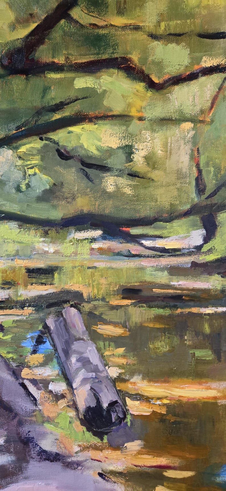 Puede incluir: Pintura al &oacute;leo de un paisaje sereno con un cuerpo de agua que refleja &aacute;rboles y follaje. Un tronco desgastado descansa en primer plano. Los tonos verdes, amarillos y marrones dominan la escena.