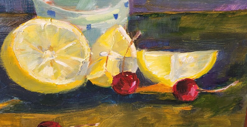 Puede incluir: Pintura de naturaleza muerta con limones cortados y cerezas. Los limones son de un amarillo brillante, y las cerezas son de un rojo intenso. Un vaso con un patr&oacute;n azul y blanco es parcialmente visible en el fondo. La pintura tiene un ambiente c&aacute;lido y acogedor.
