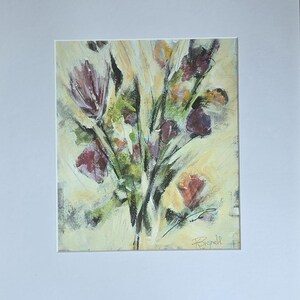 Pode incluir: Uma pintura abstrata apresentando um buqu&ecirc; de flores em tons de roxo profundo, verde e amarelo sobre um fundo amarelo p&aacute;lido. A obra de arte est&aacute; inserida em um paspatur branco e inclui a assinatura Bignell no canto inferior direito.