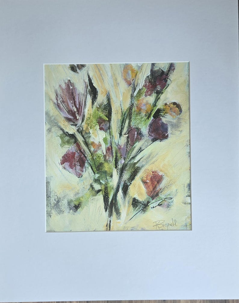 Pode incluir: Uma pintura abstrata apresentando um buqu&ecirc; de flores em tons de roxo profundo, verde e amarelo sobre um fundo amarelo p&aacute;lido. A obra de arte est&aacute; inserida em um paspatur branco e inclui a assinatura Bignell no canto inferior direito.