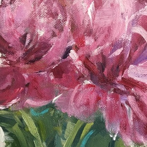 Pu&ograve; includere: Primo piano di un dipinto a olio floreale con vibranti peonie rosa. Le pennellate creano un effetto strutturato, con sfumature di rosso intenso e riflessi bianchi. Foglie e steli verdi sono visibili in basso.