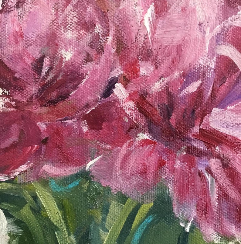 Pu&ograve; includere: Primo piano di un dipinto a olio floreale con vibranti peonie rosa. Le pennellate creano un effetto strutturato, con sfumature di rosso intenso e riflessi bianchi. Foglie e steli verdi sono visibili in basso.