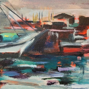 Op de afbeelding: Een abstract olieverfschilderij van een havengezicht. Het kunstwerk toont een zeemeeuw in de lucht, boten en gebouwen met een palet van blauw, groen, rood en bruin. Het water weerspiegelt de kleuren van de lucht en de gebouwen.