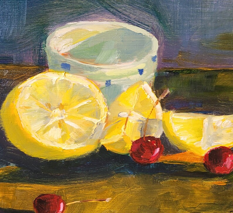 Puede incluir: Pintura al &oacute;leo de un bodeg&oacute;n con medio lim&oacute;n, gajos de lim&oacute;n y cerezas. Una taza azul claro y blanca con lunares azules est&aacute; en el fondo. La pintura tiene una paleta de colores c&aacute;lidos con tonos amarillos, rojos y verdes.