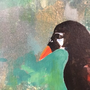 Op de afbeelding: Een close-up van een schilderij van een vogelkop. De vogel heeft een zwarte kop, een wit oog en een oranje snavel. De achtergrond is een abstract ontwerp in groen en blauw.