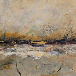 Puede incluir: Pintura abstracta de paisaje con acentos de pan de oro. La pintura presenta una superficie texturizada y en capas con tonos de marr&oacute;n, gris y negro. La firma del artista, "R. Bignell", es visible en la esquina inferior derecha.