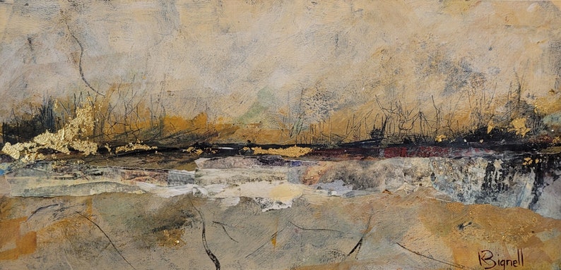 Puede incluir: Pintura abstracta de paisaje con acentos de pan de oro. La pintura presenta una superficie texturizada y en capas con tonos de marr&oacute;n, gris y negro. La firma del artista, "R. Bignell", es visible en la esquina inferior derecha.
