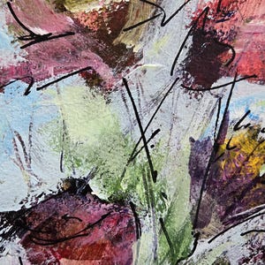 Pu&ograve; includere: Un dipinto astratto caratterizzato da pennellate spesse e materiche nei toni del magenta, rosso scuro, verde oliva e azzurro. Audaci linee nere, simili a inchiostro, sono sovrapposte al colore, creando forme organiche e sagome floreali.