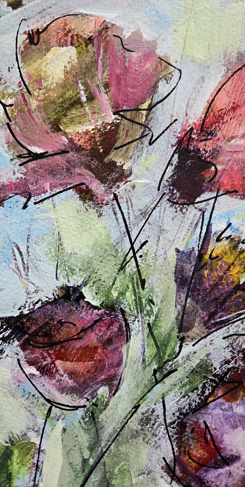 Pu&ograve; includere: Un dipinto astratto caratterizzato da pennellate spesse e materiche nei toni del magenta, rosso scuro, verde oliva e azzurro. Audaci linee nere, simili a inchiostro, sono sovrapposte al colore, creando forme organiche e sagome floreali.