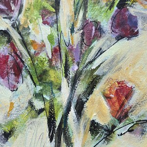 Pode incluir: Uma pintura abstrata apresentando um buqu&ecirc; de flores em tons de vermelho profundo, roxo e laranja contra um fundo texturizado de cor creme e amarelo p&aacute;lido. A obra exibe pinceladas vis&iacute;veis, folhagem verde escura e uma assinatura no canto.