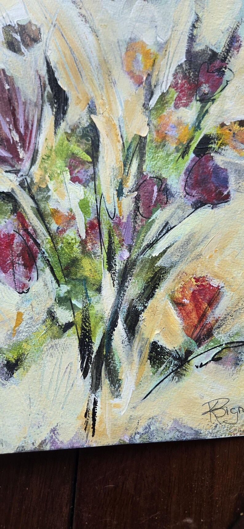 Pode incluir: Uma pintura abstrata apresentando um buqu&ecirc; de flores em tons de vermelho profundo, roxo e laranja contra um fundo texturizado de cor creme e amarelo p&aacute;lido. A obra exibe pinceladas vis&iacute;veis, folhagem verde escura e uma assinatura no canto.
