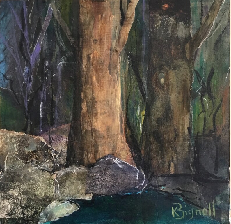 Peut inclure: Une peinture repr&eacute;sentant une sc&egrave;ne de for&ecirc;t avec deux grands arbres au premier plan. Les arbres sont peints dans des tons de brun, de vert et de noir. L'arri&egrave;re-plan est bleu fonc&eacute; et violet.