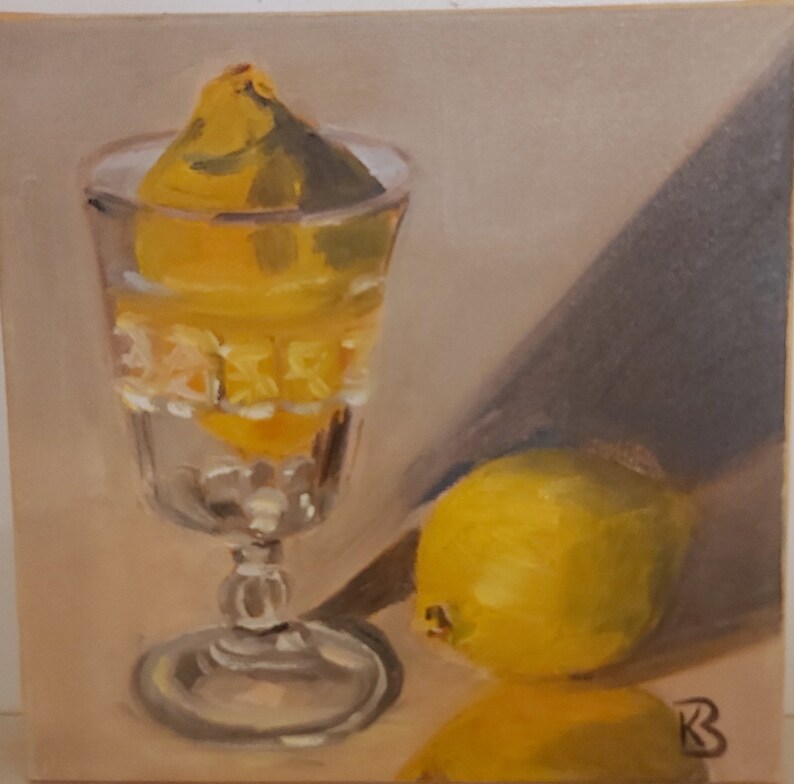 Op de afbeelding: Een olieverfschilderij toont een stilleven met een helder, sierlijk glas gevuld met een citroen. Een andere citroen ligt naast het glas. Het schilderij heeft een warme, neutrale achtergrond en een schaduw.