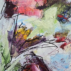 Pu&ograve; includere: Un dipinto astratto caratterizzato da spessi strati materici di pittura a olio nei toni del rosa, viola intenso, verde lime e giallo. Sottili e audaci linee di inchiostro nero sono sovrapposte al colore, creando forme organiche e segni.