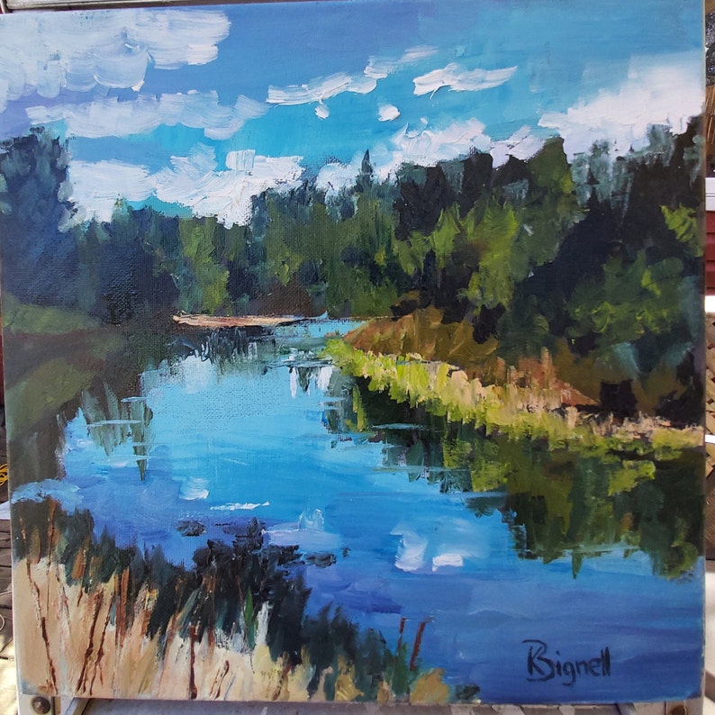 Puede incluir: Una pintura de un r&iacute;o serpenteando a trav&eacute;s de un bosque con un cielo azul y nubes blancas. El r&iacute;o refleja el cielo y los &aacute;rboles. La pintura est&aacute; firmada "Bignell" en la esquina inferior derecha.
