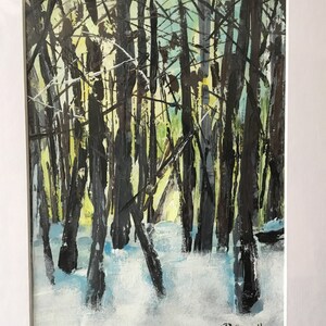 Puede incluir: Una pintura que representa una escena de bosque nevado con &aacute;rboles altos y oscuros y un fondo blanco. La firma del artista, "R. Bignell", est&aacute; en la esquina inferior derecha.