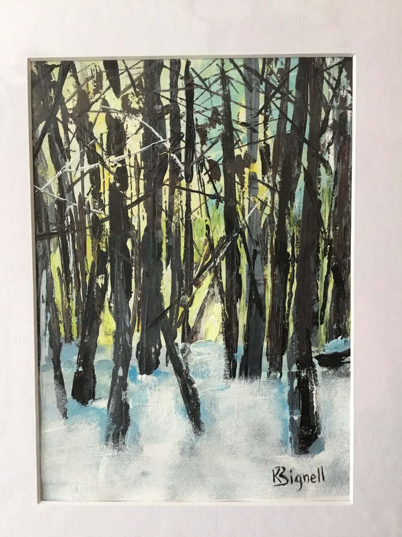 Puede incluir: Una pintura que representa una escena de bosque nevado con &aacute;rboles altos y oscuros y un fondo blanco. La firma del artista, "R. Bignell", est&aacute; en la esquina inferior derecha.
