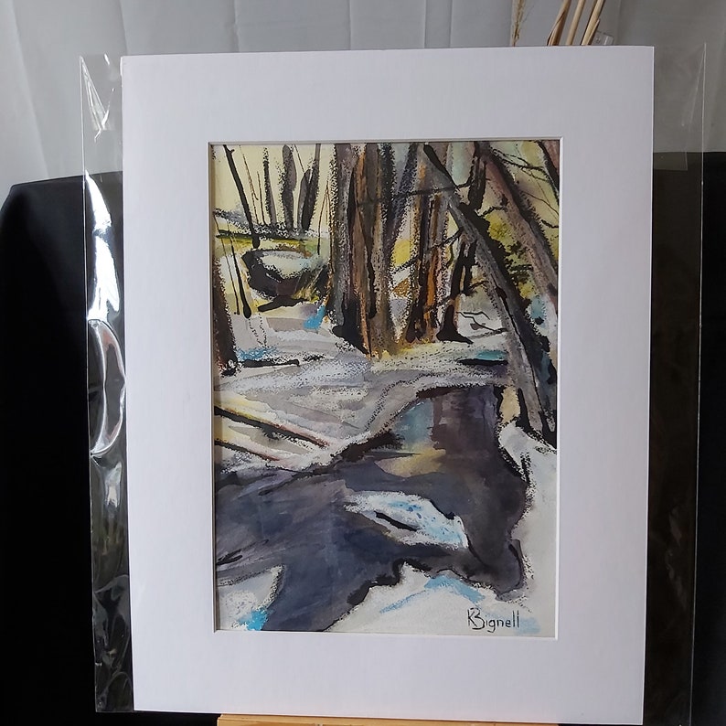 Puede incluir: Una pintura de acuarela de una escena de bosque nevado con un arroyo que lo atraviesa. Los &aacute;rboles est&aacute;n desnudos y el suelo est&aacute; cubierto de nieve. La firma del artista, "Bignell", est&aacute; en la esquina inferior derecha.