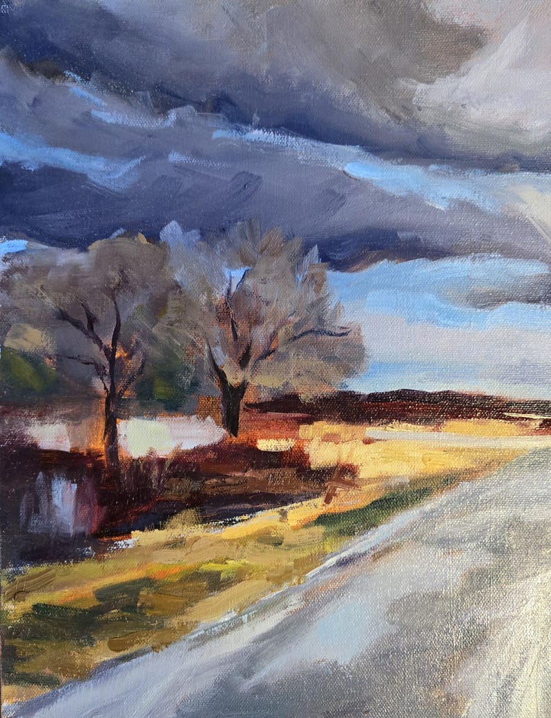 K&ouml;nnte beinhalten: &Ouml;lgem&auml;lde einer Landschaft unter einem dramatischen Himmel. Dunkle, strukturierte Wolken dominieren den oberen Teil und kontrastieren mit dem helleren blauen Himmel. Zwei kahle B&auml;ume stehen im Vordergrund, darunter ein gelbes und gr&uuml;nes Feld.