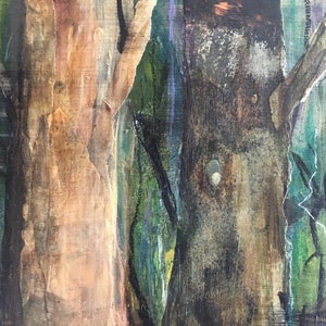 Peut inclure: Peinture abstraite d'une sc&egrave;ne de for&ecirc;t avec des arbres dans des tons de brun, vert et noir. La peinture a une surface textur&eacute;e et un aspect en couches.