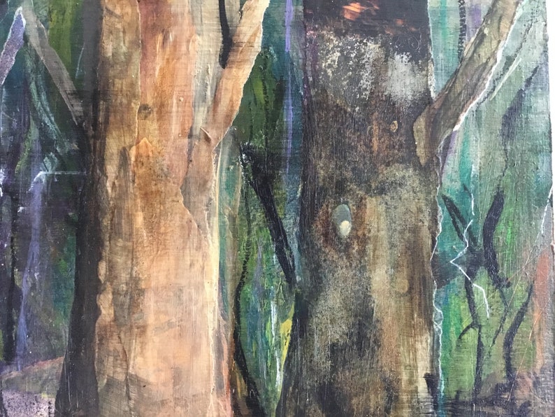 Peut inclure: Peinture abstraite d'une sc&egrave;ne de for&ecirc;t avec des arbres dans des tons de brun, vert et noir. La peinture a une surface textur&eacute;e et un aspect en couches.