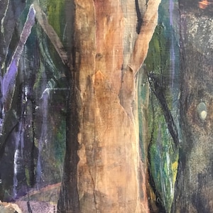 Peut inclure: Peinture abstraite repr&eacute;sentant une sc&egrave;ne de for&ecirc;t avec un grand tronc d'arbre au centre. Le tronc d'arbre est peint dans des tons de brun et d'orange, et l'arri&egrave;re-plan est un m&eacute;lange de vert fonc&eacute;, de violet et de noir.