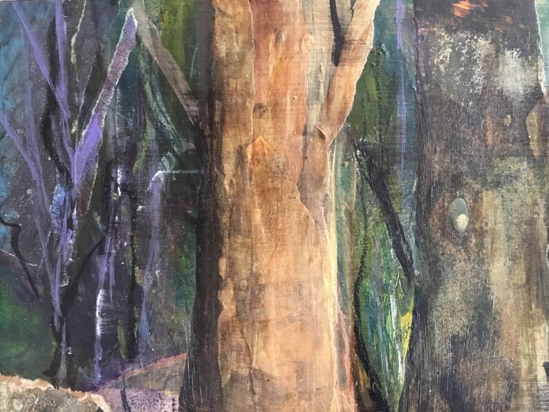 Peut inclure: Peinture abstraite repr&eacute;sentant une sc&egrave;ne de for&ecirc;t avec un grand tronc d'arbre au centre. Le tronc d'arbre est peint dans des tons de brun et d'orange, et l'arri&egrave;re-plan est un m&eacute;lange de vert fonc&eacute;, de violet et de noir.