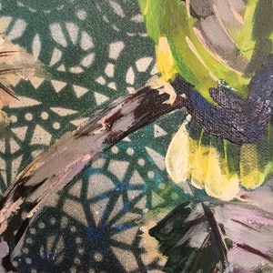 Puede incluir: Un primer plano de una pintura de un p&aacute;jaro verde y amarillo posado en una rama. El fondo es de color verde oscuro con un patr&oacute;n geom&eacute;trico blanco.