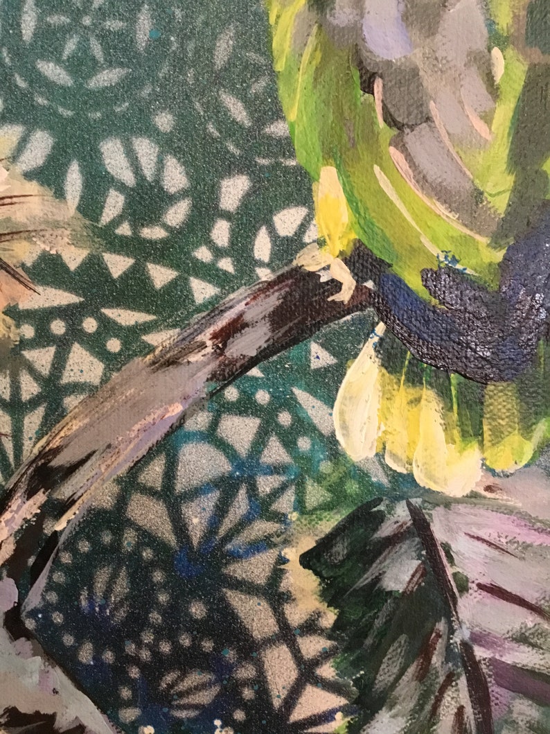 Puede incluir: Un primer plano de una pintura de un p&aacute;jaro verde y amarillo posado en una rama. El fondo es de color verde oscuro con un patr&oacute;n geom&eacute;trico blanco.