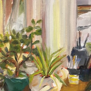 Puede incluir: Una pintura al &oacute;leo representa una naturaleza muerta con plantas en macetas sobre una superficie de madera. Una planta de jade en una maceta verde y una planta espinosa en una maceta blanca est&aacute;n en primer plano. Pinceles y otros &uacute;tiles de arte son visibles en el fondo.